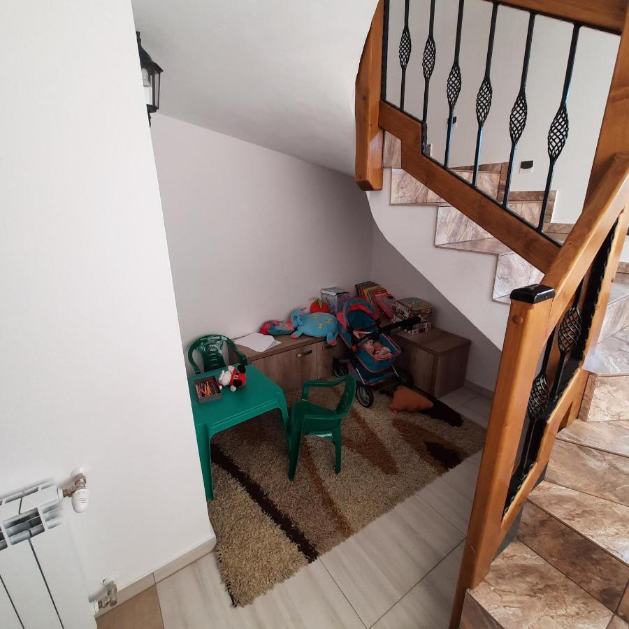 Tu I Teraz - *